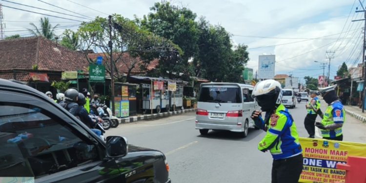 Arus Balik Lebaran di Garut Meningkat: Polres Terapkan Sistem One Way 13 Kali, Urai Kemacetan dan Jamin Kelancaran Perjalanan