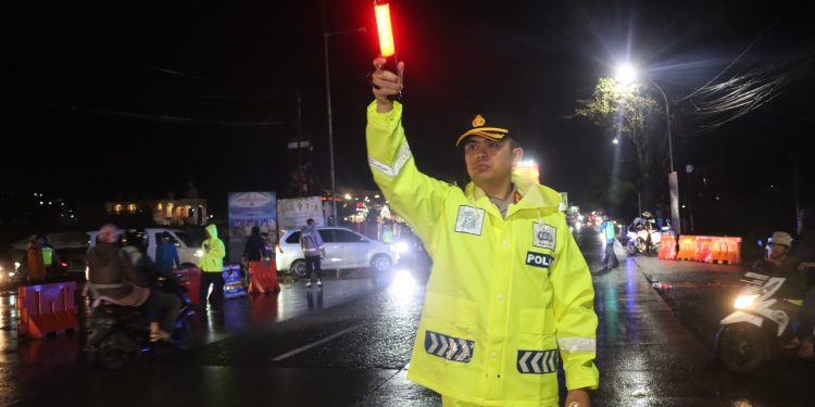 Kapolres Garut Terjun Langsung Atasi Kemacetan Malam Hari
