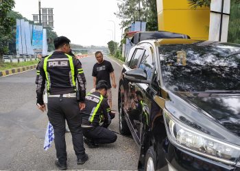 Tangan Penolong di Tol: Satlantas Polres Cirebon Kota Bantu Pemudik Pecah Ban, Jamin Kelancaran dan Keamanan Perjalanan