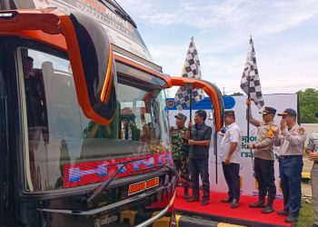 Kapolres Cirebon Kota Hadir dalam Pelepasan Angkutan Balik Mudik Gratis di Cirebon