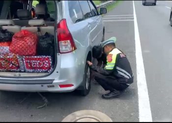 Tangan Penolong di Tol Cipali: Kasat Lantas Polres Cirebon Kota Bantu Pemudik Pecah Ban, Wujudkan Pelayanan Prima di Jalan Raya