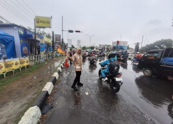 Hujan Tak Surutkan Semangat: Personel Pospam Pemuda Cirebon Tetap Siaga di Arus Balik Lebaran