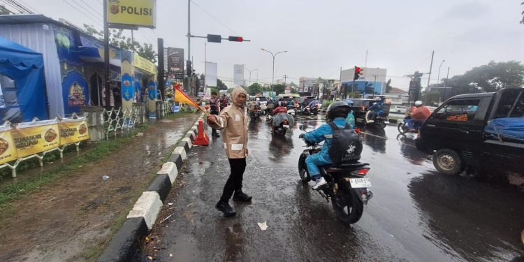 Hujan Tak Surutkan Semangat: Personel Pospam Pemuda Cirebon Tetap Siaga di Arus Balik Lebaran