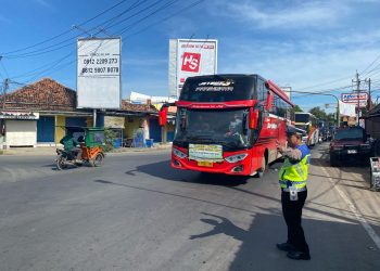 Arus Balik Lebaran Ramai di Karangampel, Indramayu: Petugas Gabungan Jamin Kelancaran dan Keselamatan