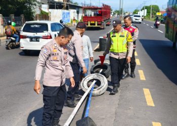 Satgas Ops Ketupat Lodaya di Indramayu: Tak Hanya Jaga Keamanan, Juga Perbaiki Fasilitas Jalan Demi Kenyamanan Pemudik
