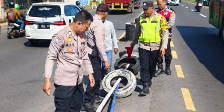 Satgas Ops Ketupat Lodaya di Indramayu: Tak Hanya Jaga Keamanan, Juga Perbaiki Fasilitas Jalan Demi Kenyamanan Pemudik