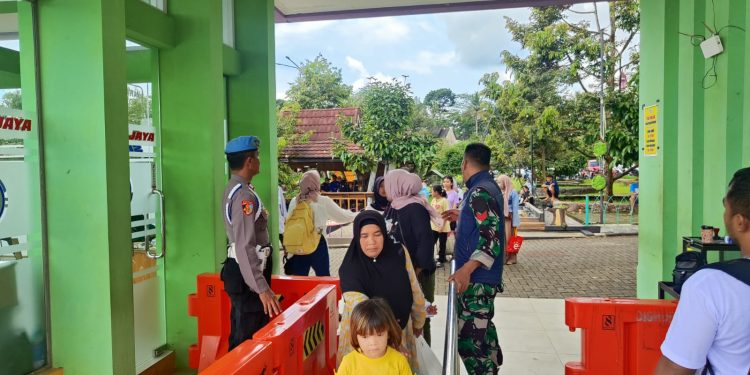 Polsek Cipaku Polres Ciamis Awasi Kawasan Wisata Selama Libur Lebaran: Jaga Keamanan dan Kenyamanan Pengunjung, Cegah Tindak Kriminal