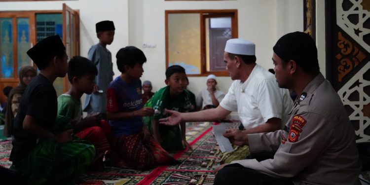 Bhabinkamtibmas Polsek Leles Berbagi Kebahagiaan di Hari Lebaran, Santuni Anak Yatim dan Dhuafa