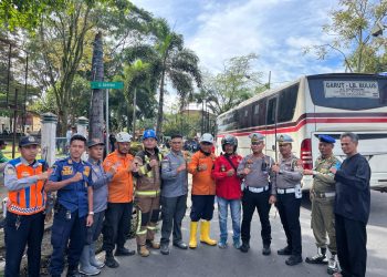 Respon Cepat, Sinergi Nyata: Polisi dan Instansi Terkait di Garut Berhasil Evakuasi Pohon Tumbang