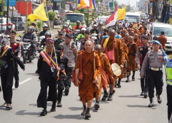 Rombongan Bhikku Thudong 2025 Tiba di Cirebon: Polres Cirebon Kota Berikan Pengamanan Ketat dan Sambutan Hangat, Suasana Harmoni Antar Umat Beragama Tercipta
