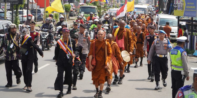 Rombongan Bhikku Thudong 2025 Tiba di Cirebon: Polres Cirebon Kota Berikan Pengamanan Ketat dan Sambutan Hangat, Suasana Harmoni Antar Umat Beragama Tercipta