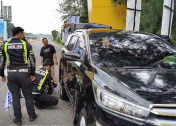 Satlantas Polres Cirebon Kota Bantu Pemudik Ganti Ban di Tol Palikanci