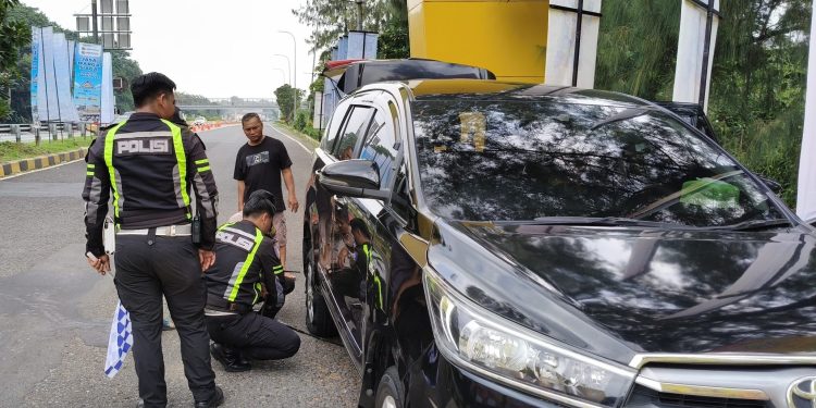 Satlantas Polres Cirebon Kota Bantu Pemudik Ganti Ban di Tol Palikanci