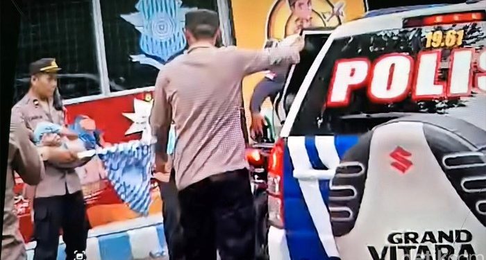 Polisi Sukabumi Evakuasi Bocah Kejang di Tengah One Way Simpang Gunung Butak