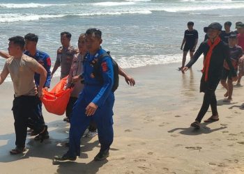 Polisi Evakuasi Penemuan Mayat Korban Laka Laut di Pantai Sayang Heulang