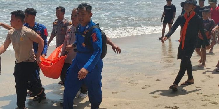 Polisi Evakuasi Penemuan Mayat Korban Laka Laut di Pantai Sayang Heulang
