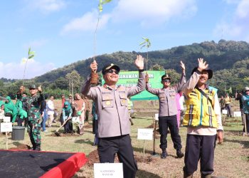 Wujud Kepedulian terhadap Lingkungan, Polres Banjar dan Forkopimda Tanam 500 Pohon di Hari Bumi