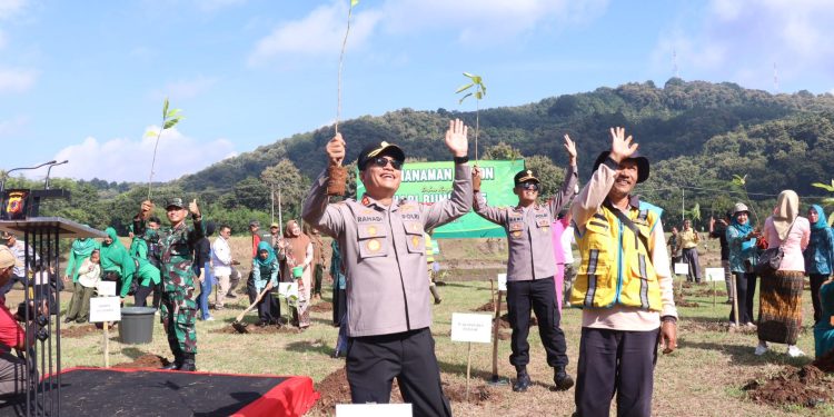 Wujud Kepedulian terhadap Lingkungan, Polres Banjar dan Forkopimda Tanam 500 Pohon di Hari Bumi