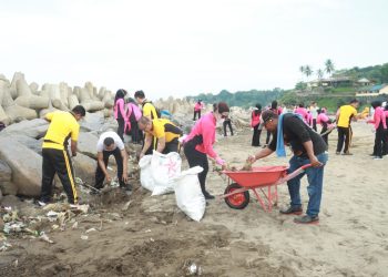 Bhayangkari Daerah Jabar Bersama Polres Sukabumi Gelar Aksi Bersih Pantai di Palabuhanratu