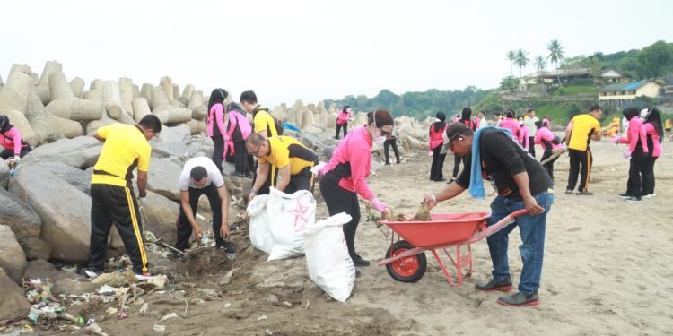 Bhayangkari Daerah Jabar Bersama Polres Sukabumi Gelar Aksi Bersih Pantai di Palabuhanratu