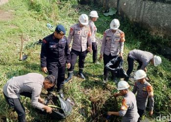 Cegah Banjir, Brimob Polda Jabar Bersihkan Sungai Cikeruh Sumedang