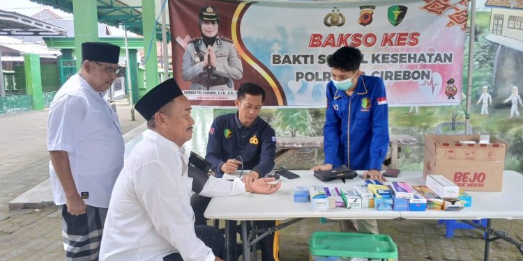 Polresta Cirebon Berikan Pelayanan Kesehatan Gratis, 71 Warga Merasa Terbantu di Masjid Hijratul Mutaqin
