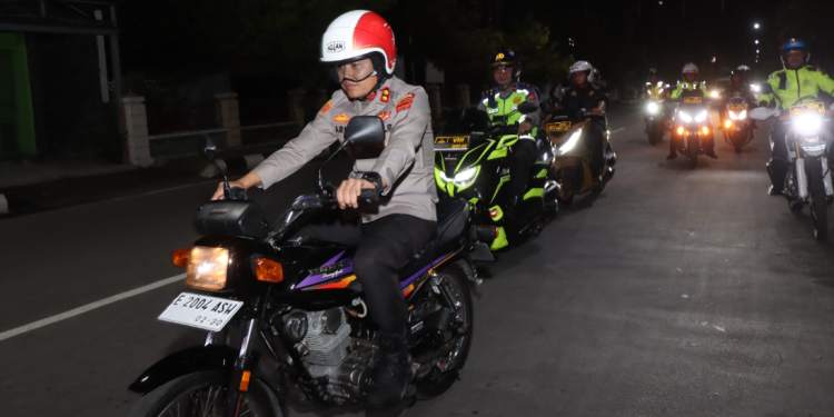 Gunakan Sepeda Motor, Kapolres Indramayu Laksanakan Patroli Malam Paskah Guna Memastikan Ibadah Aman dan Kondusif