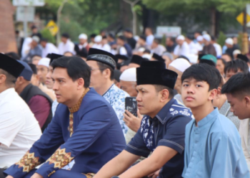 Kapolres Indramayu Sholat Idul Fitri Bersama Ribuan Umat, Pastikan Keamanan Kondusif
