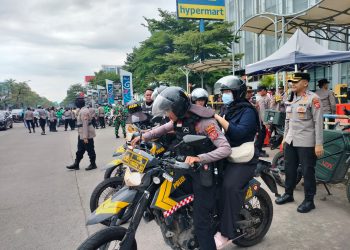 Tim Maung Presisi Polres Cirebon Kota Bantu Penumpang Ojol di Tengah Unjuk Rasa
