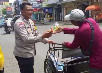 Polisi di Kota Cirebon Bagikan Minyak Goreng ke Warga Kurang Mampu