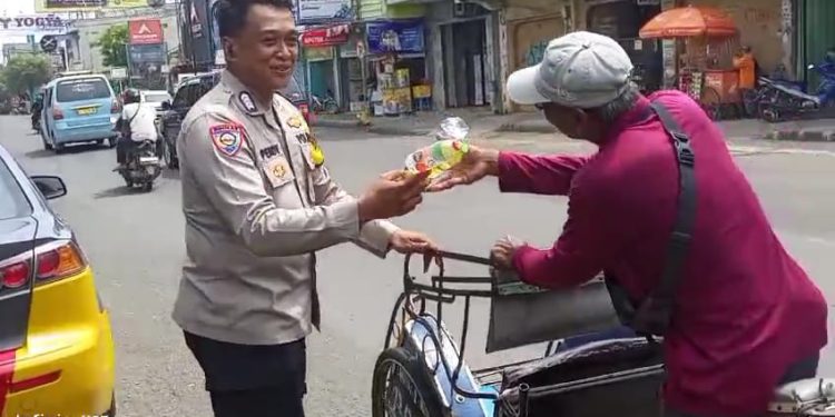 Polisi di Kota Cirebon Bagikan Minyak Goreng ke Warga Kurang Mampu