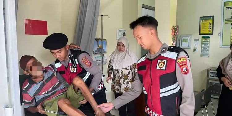 Satgas Preventif Polresta Cirebon Berikan Pertolongan Cepat kepada Korban Kecelakaan Lalu Lintas