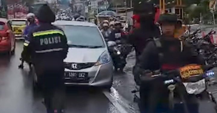 Ibu Hamil Selamat! Polisi Kawal Cepat Menuju Rumah Sakit di Tengah One Way Puncak