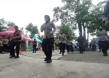 Polwan Cirebon Hibur Pemudik dengan Joget Bareng di Rest Area Tol Palikanci