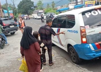 Dua Jam Tak Dapat Angkutan, Pasutri Asal Rajapolah Akhirnya Diantar Polisi