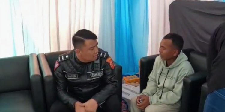 Petugas Polres Indramayu Selamatkan Pemudik Tertinggal Bus di Tol Cipali