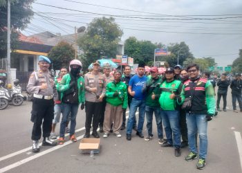 Polres Cirebon Kota Amankan Aksi Demo Driver Ojol di Depan Gedung Walikota