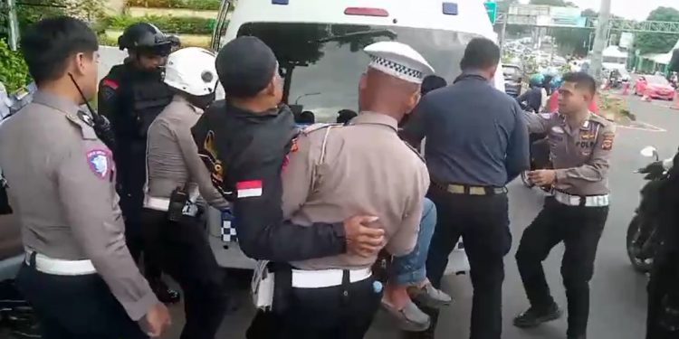 Polisi Sigap! Selamatkan Korban Kecelakaan di Puncak, Bukti Kinerja Satlantas Polres Bogor