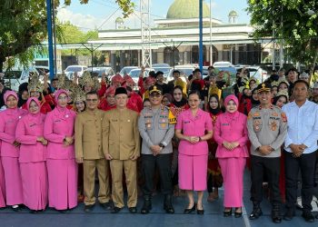 Kapolres Banjar Berikan Motivasi dan Bantuan Buku di Peringatan Hardiknas