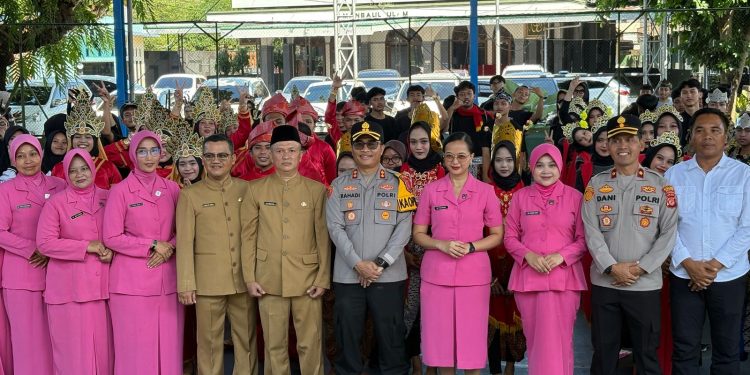 Kapolres Banjar Berikan Motivasi dan Bantuan Buku di Peringatan Hardiknas