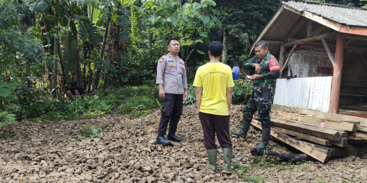 Sigap Tangani Bencana, Polres Purwakarta Cek Lokasi Pergerakan Tanah di Kampung Cilele
