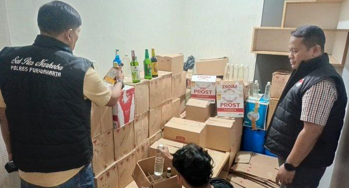 Polres Purwakarta Sita 1.023 Botol Miras Ilegal dalam Razia Gabungan