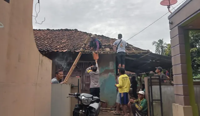 Respons Cepat Polres Subang: Tinjau Lokasi Terdampak Angin Puting Beliung di Kalijati