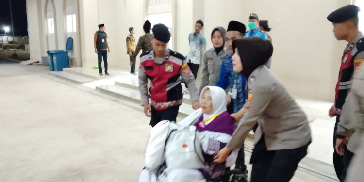 Polres Indramayu Amankan Pemberangkatan Calon Jemaah Haji di Asrama Kertajati