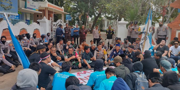Solidaritas di Cirebon: Kapolres dan Forkopimda Duduk Bersama Massa Aksi KNPI