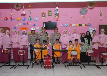Polres Cirebon Kota Berikan Dukungan Pendidikan: Alat Drum Band dan Tali Asih untuk TK dan SD Kemala Bhayangkari