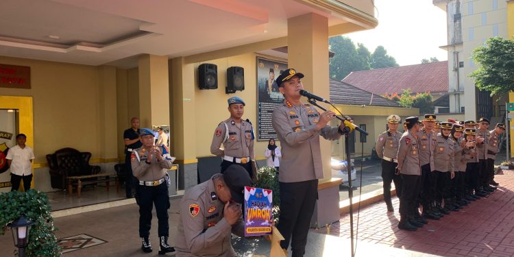Kapolresta Bogor Kota Beri Hadiah Umroh kepada Aipda Prinaldi, Apresiasi Dedikasi Tinggi Jaga Tahanan