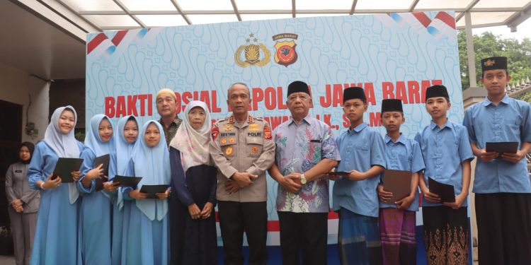 Polda Jabar Tunjukkan Kepedulian, Kapolda Jabar Berikan Santunan Kepada Anak Yatim di Garut