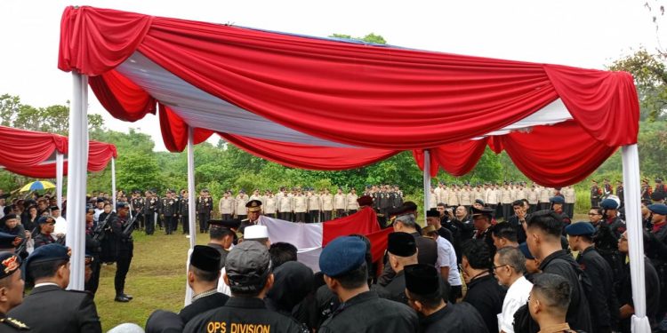 Kapolres Bogor Hadiri Pemakaman Komjen Pol (Purn) Drs. H. Puang Jusuf Manggabarani dengan Upacara Kedinasan yang Khidmat