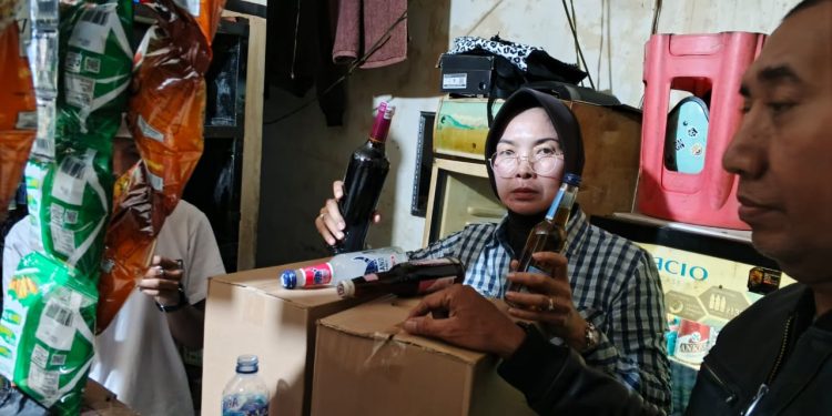 Kapolsek Megamendung Pimpin Razia Miras Ilegal: Ratusan Botol Disita